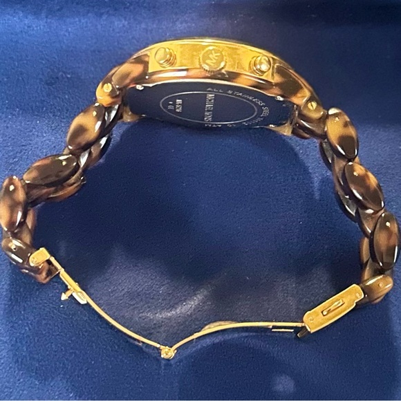 MICHAEL KORS
Tortoise Acrylic Brown Dial Ladies Watch
Item No. MK5216/no case - Picture 5 of 9